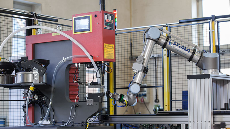 Die Roboterzelle – Unverzichtbares Multitool für die Fertigung