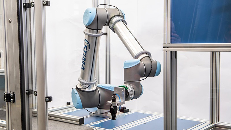 imgi_18_STiMA-Zink-Druckguss-Maschinenbestückung-5 Roboterzelle